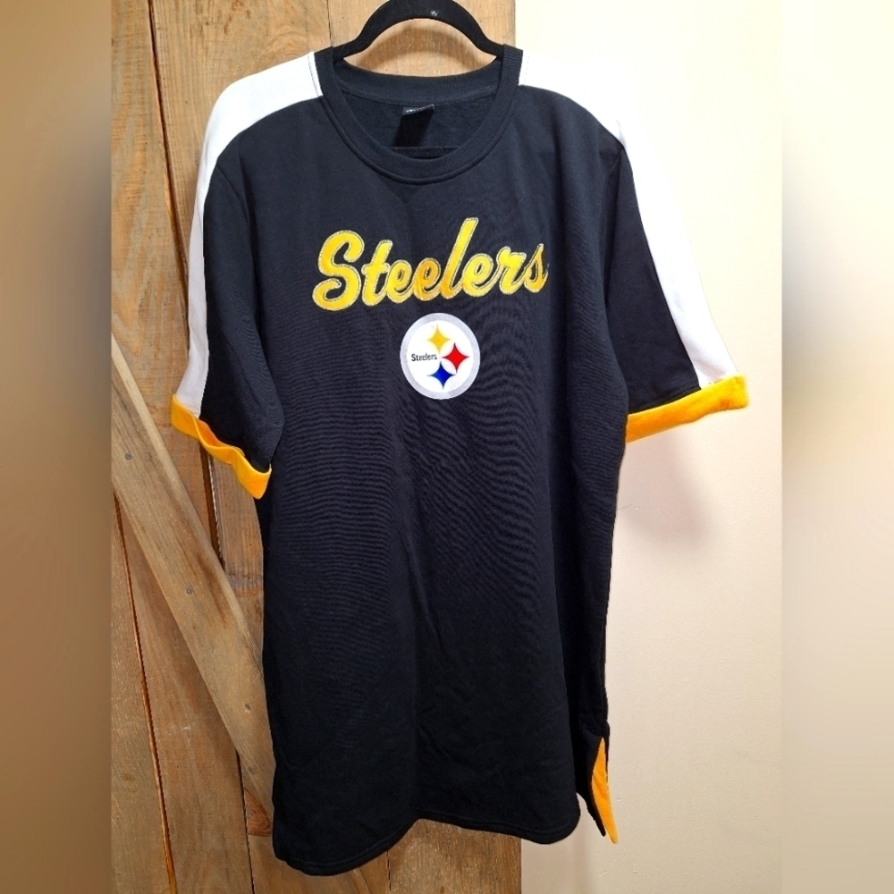 A GIII 4 Her official NFL Pittsburgh Steelers ladies t-shirt in a size XL. NWT